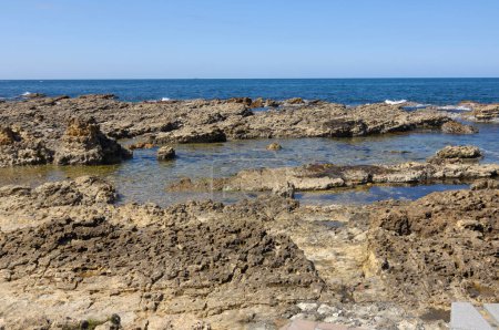 Foto de Hermoso paisaje con costa rocosa del mar. naturaleza fondo - Imagen libre de derechos