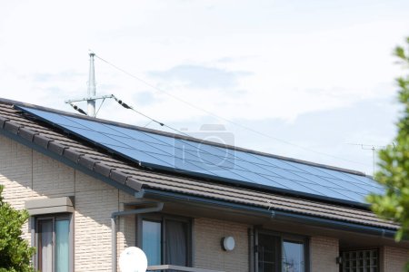 Foto de Paneles solares en el techo del edificio, energía alternativa - Imagen libre de derechos