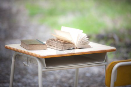 Téléchargez les photos : Fermer vieux livre sur une table en bois - en image libre de droit