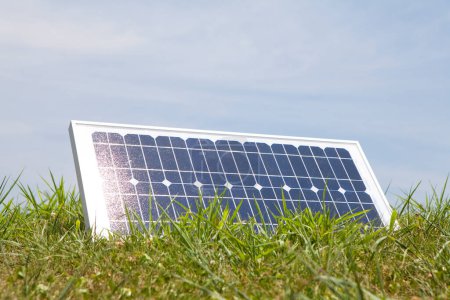 Téléchargez les photos : Panneau solaire sur herbe verte - en image libre de droit