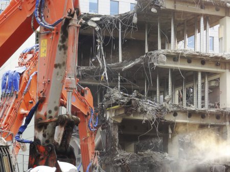 Téléchargez les photos : La démolition d'un vieux bâtiment de la ville - en image libre de droit