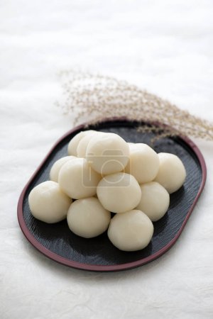 Téléchargez les photos : Gâteau Eulalia et boule de riz japonaise - en image libre de droit
