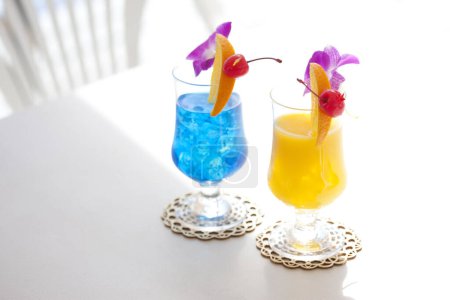 Téléchargez les photos : Vue rapprochée des verres avec des cocktails tropicaux exotiques frais - en image libre de droit