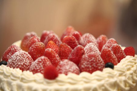 Téléchargez les photos : Délicieux gâteau aux fraises et crème, gros plan - en image libre de droit