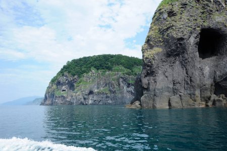 Téléchargez les photos : Formation de mer et de falaise rocheuse - en image libre de droit