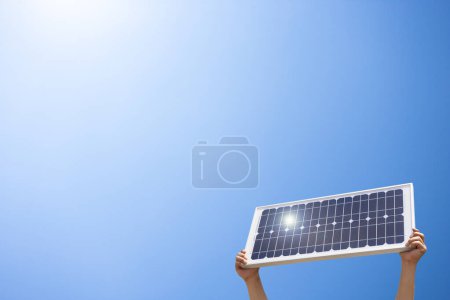 Foto de Manos sosteniendo el panel solar. concepto de energía solar - Imagen libre de derechos