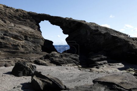 Téléchargez les photos : Belle vue sur la côte rocheuse de la mer. Arc en pierre - en image libre de droit