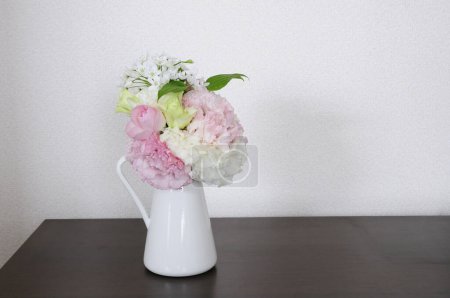 Téléchargez les photos : Vase blanc et fleurs roses sur table blanche - en image libre de droit