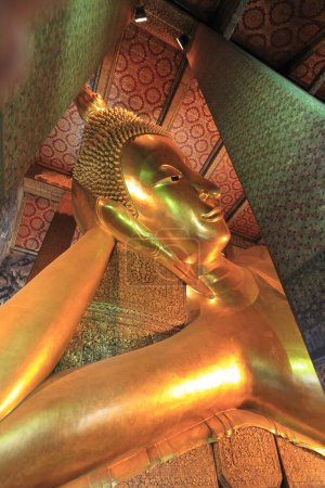 Foto de Budda estatua en Wat Phra Kaew en Bangkok, Tailandia es un templo sagrado y es una parte del gran palacio tailandés, el templo alberga un antiguo Buda Esmeralda - Imagen libre de derechos