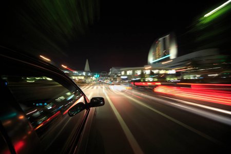 Téléchargez les photos : Mouvement flou vue de la voiture sur la route de nuit et sentiers lumineux, longue exposition - en image libre de droit