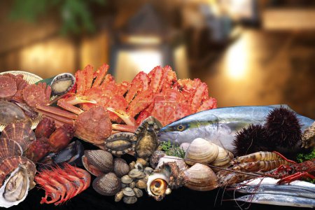 plater de mariscos exóticos con variedad de diferentes productos de mariscos frescos  