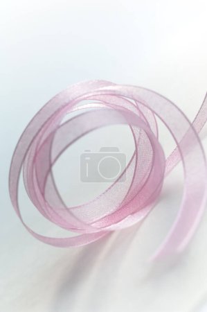 Foto de Cinta rosa enroscada en un círculo - Imagen libre de derechos