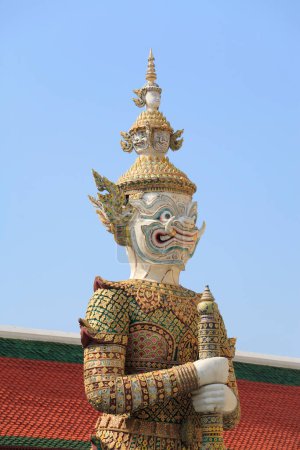 Foto de Wat Phra Kaew en Bangkok, Tailandia es un templo sagrado y es una parte del gran palacio tailandés, el templo alberga un antiguo Buda Esmeralda - Imagen libre de derechos