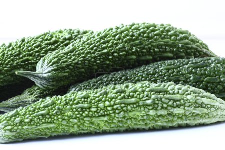 Foto de Melones amargos maduros verdes en el fondo, de cerca - Imagen libre de derechos