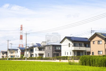 Foto de Paneles solares en techos de edificios, energía alternativa - Imagen libre de derechos