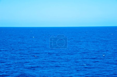 Téléchargez les photos : Belle vue sur l'eau bleue de l'océan - en image libre de droit
