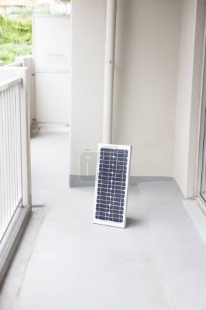 Téléchargez les photos : Panneaux solaires sur le balcon - en image libre de droit