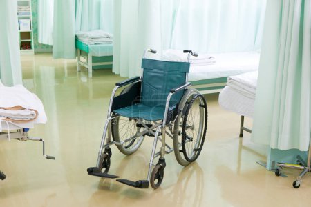 Foto de Silla de ruedas para discapacitados en el hospital - Imagen libre de derechos