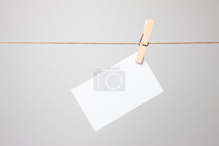 tarjeta en blanco colgando de la cuerda, espacio de copia 