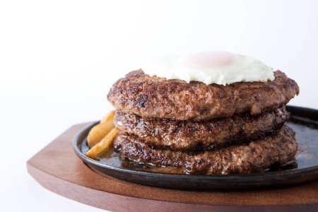 Téléchargez les photos : Steaks grillés aux frites et œufs - en image libre de droit