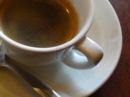 Téléchargez les photos : Vue rapprochée de tasse de café blanche sur la table - en image libre de droit