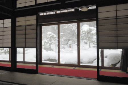 Foto de Interior de la casa tradicional japonesa con ventana en invierno - Imagen libre de derechos