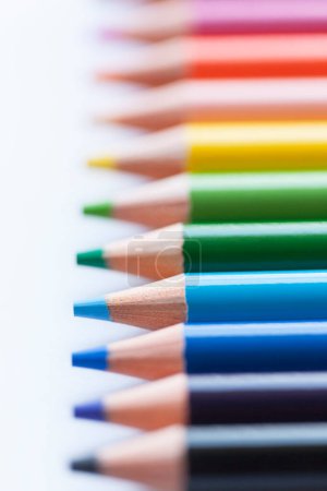 Téléchargez les photos : Vue rapprochée des crayons de couleur sur fond clair - en image libre de droit
