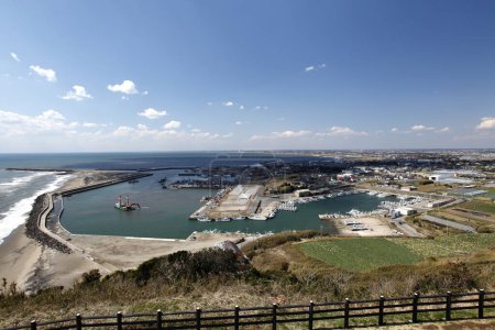 Téléchargez les photos : Vue aérienne du port et de la mer par une journée ensoleillée - en image libre de droit