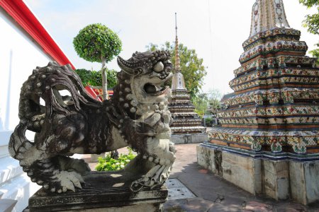 Téléchargez les photos : Statues en pierre au temple Wat Arun à Bangkok, Thaïlande - en image libre de droit