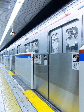 Téléchargez les photos : Métro avec portes fermées au Japon, transports en commun - en image libre de droit