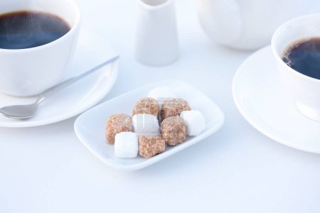 Téléchargez les photos : Café du matin avec sucre et bonbons sur la table - en image libre de droit
