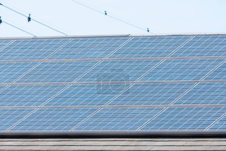 Téléchargez les photos : Panneaux solaires sur le toit du bâtiment, énergie alternative - en image libre de droit