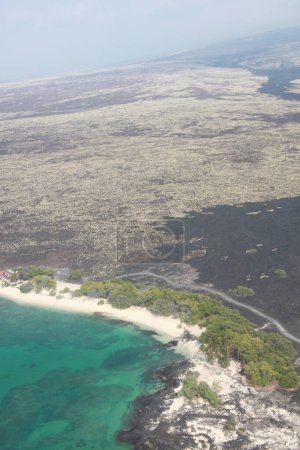 Téléchargez les photos : Vue aérienne de la mer et de la terre azur, vue de l'avion - en image libre de droit