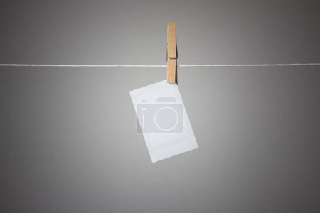 Blanko-Karte hängt am Seil, Kopierraum 