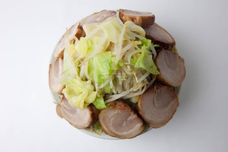 Foto de Cocina japonesa. cerdo frito con ensalada verde - Imagen libre de derechos