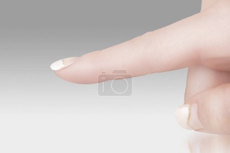 Téléchargez les photos : Doigt pointeur de la main féminine sur fond gris - en image libre de droit