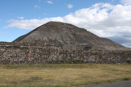 Foto de La Pirámide del Sol es el edificio más grande de Teotihuacán, y uno de los más grandes de Mesoamérica. - Imagen libre de derechos
