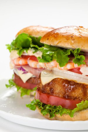 Téléchargez les photos : Hamburgers au fromage et crevettes isolés sur fond blanc - en image libre de droit