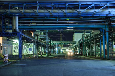 Téléchargez les photos : Vue de nuit de l'usine industrielle, des pipelines en acier et des câbles - en image libre de droit