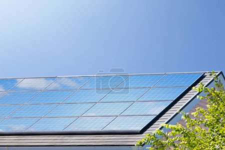Foto de Paneles solares en la azotea de la casa - Imagen libre de derechos