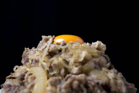 Foto de Tazón de res cocido con arroz y huevo de yema - Imagen libre de derechos
