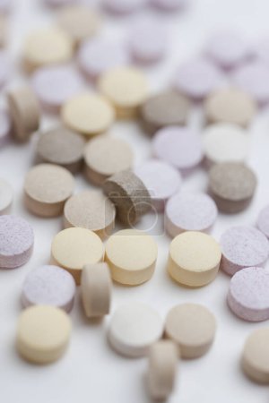 Foto de Tabletas coloridas montón de píldoras en la industria médica - Imagen libre de derechos