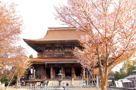 Foto de Plano escénico de los visitantes en el antiguo templo japonés - Imagen libre de derechos