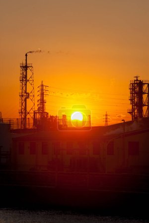 Téléchargez les photos : Usine de l'industrie pétrolière et silhouette de l'industrie pétrolière au coucher du soleil. - en image libre de droit