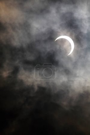 Téléchargez les photos : Lune dans le ciel nature vue panoramique - en image libre de droit