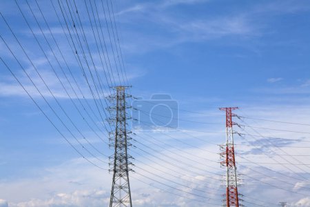 Téléchargez les photos : Lignes électriques à haute tension sur fond bleu, tours de transmission électrique à haute tension - en image libre de droit