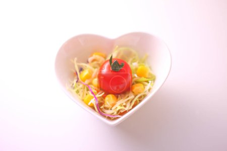 Foto de Ensalada de verduras frescas en cuenco en forma de corazón - Imagen libre de derechos