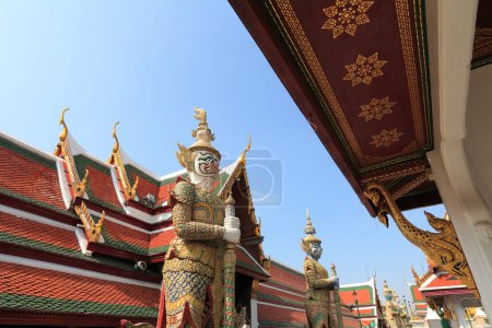 Foto de Wat Phra Kaew en Bangkok, Tailandia es un templo sagrado y es una parte del gran palacio tailandés, el templo alberga un antiguo Buda Esmeralda - Imagen libre de derechos