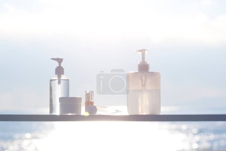 Téléchargez les photos : Vue rapprochée des produits cosmétiques de beauté avec fond marin - en image libre de droit
