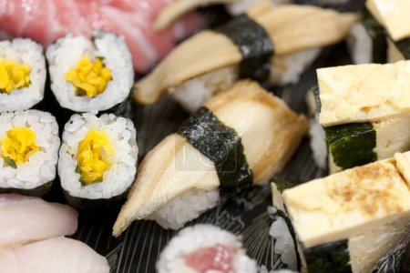 Foto de Conjunto de diferentes tipos de sushi y rollos - Imagen libre de derechos
